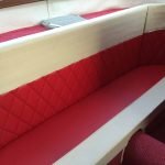 Polsterei Beyen Sitzbank eines Oldtimers wurde restauriert in rot und weiß
